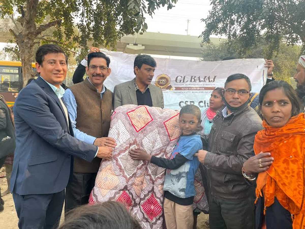 गरीब व जरुरत मंद को वितरित किया गर्म कपड़े व शिक्षण सामग्री